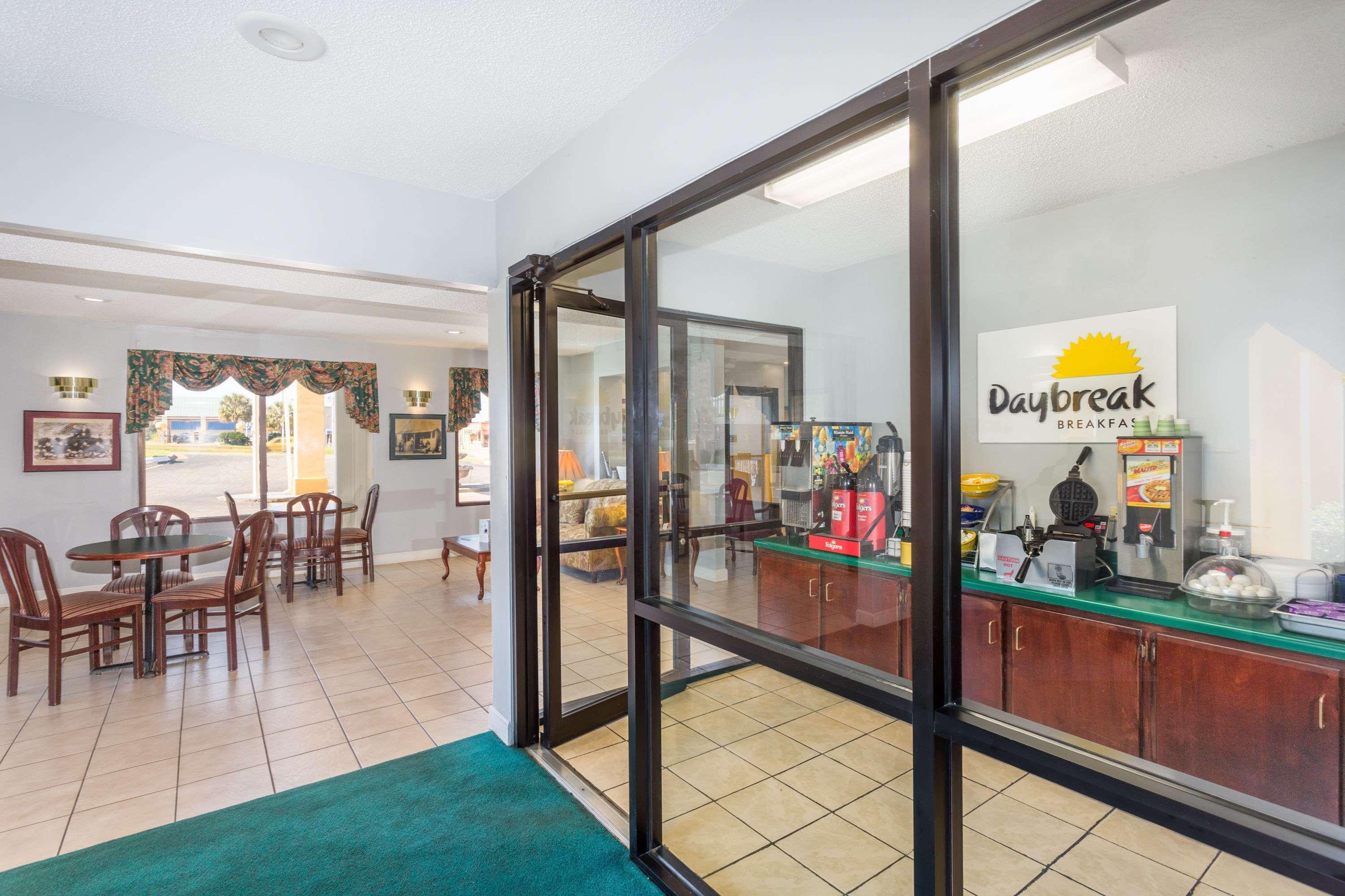 Days Inn By Wyndham Enterprise Ngoại thất bức ảnh