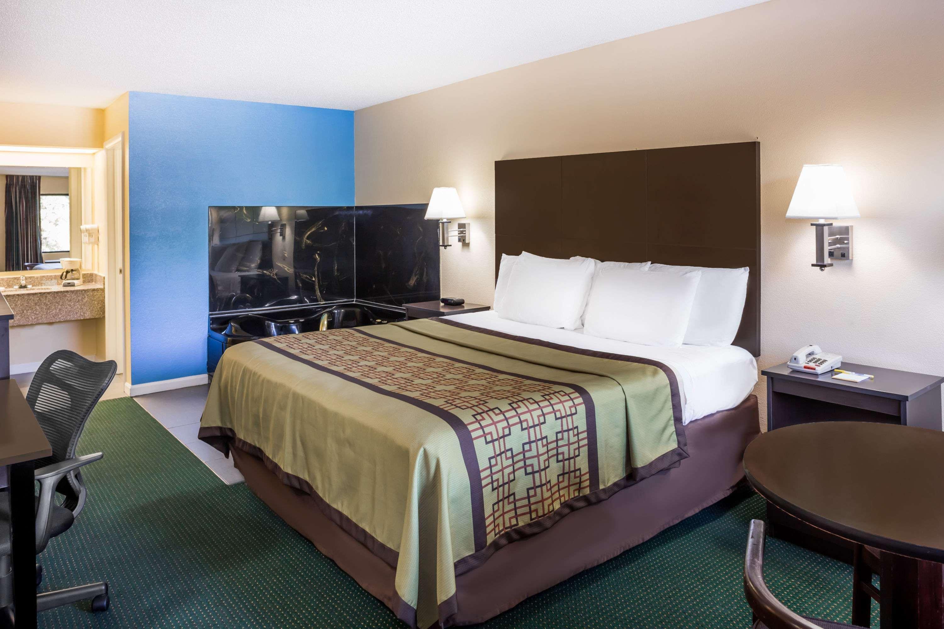 Days Inn By Wyndham Enterprise Ngoại thất bức ảnh